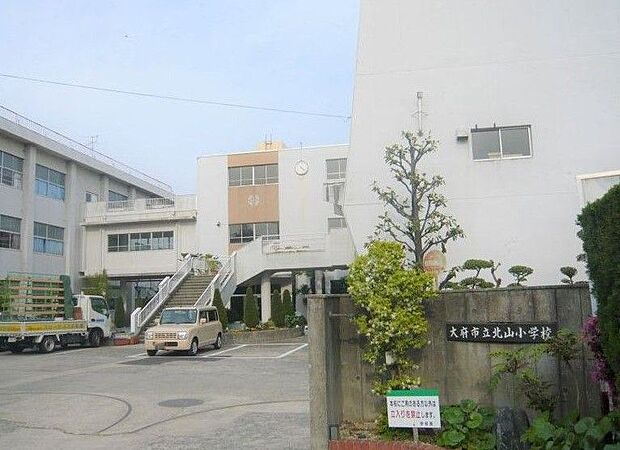 北山小学校まで約950ｍ（徒歩約12分）平成15年度に「放課後学習チューターの配置等に係る調査研究」の指定を受け、至学館大学と連携しています。