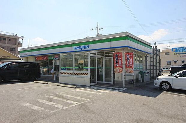 ファミリーマート銘苅三丁目店 350m