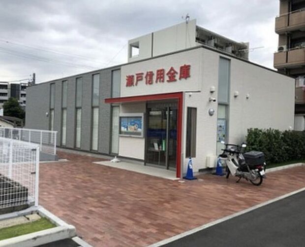 瀬戸信用金庫上社支店 130m