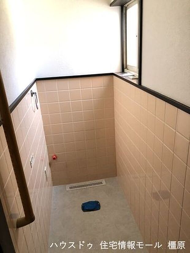 トイレは温水洗浄便座へ新調致します