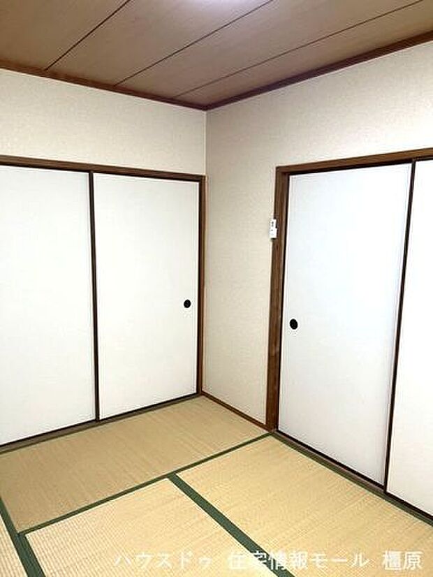 【東側和室】2間続きになっており、ふすまを開けて約12帖の大きなお部屋としてもお使い頂けます