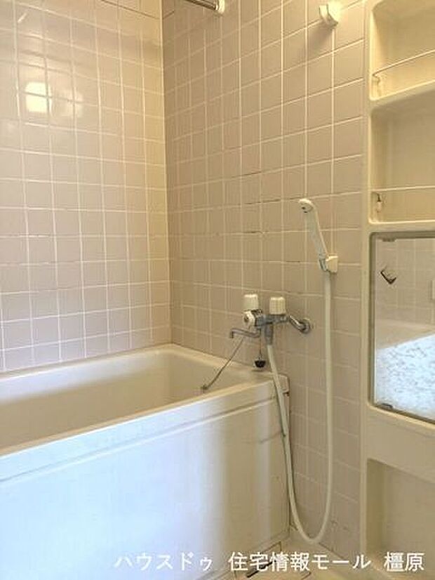 足を伸ばしてくつろげる広々として浴室。ボタン一つでお湯はり操作ができるオートバス機能付きです。