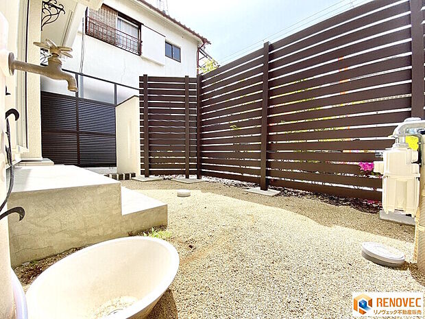 【お庭】◆立水栓と素焼きのボウルが備わったステキなお庭です♪◆目隠しのフェンスがあるので外からの視線を気にせずガーデニングを楽しめます♪