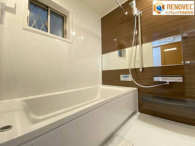 【バスルーム】◆システムバス・電気式浴室乾燥機新調しております◆お子様と一緒にバスタイムを楽しめる広々浴室◆コントロールパネルが便利でいいですね♪◆浴室の窓で湿気対策もバッチリ