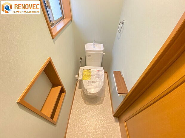 【2階　トイレ】◆1階と2階の2箇所のトイレがあれば少しは朝のトイレラッシュの緩和になりますでしょうか◆壁にはちょっとした小物置場◆窓があって換気もいいです！