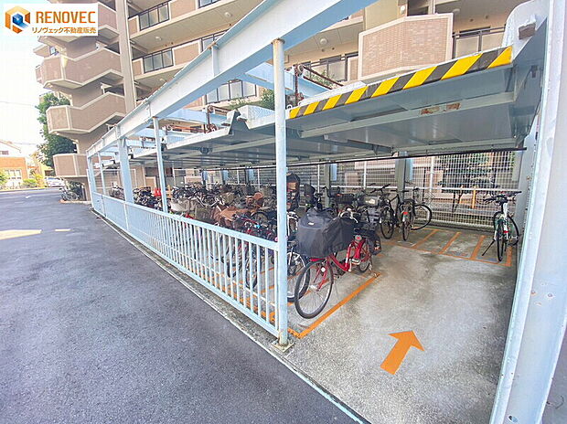 【自転車・バイク置場】◆屋根があるので雨から自転車・バイクを守ります◆通学・通勤に便利な駐輪場です◆ルールを守ってキレイに駐輪しましょう