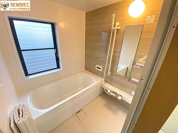 【バスルーム】◆システムバス新調しております◆お子様と一緒にバスタイムを楽しめる広々浴室◆コントロールパネルが便利でいいですね♪◆浴室の窓で湿気対策もバッチリ