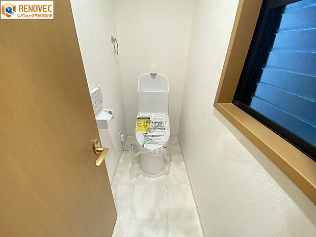【2階　トイレ】◆トイレ新調しております◆快適で清潔な温水洗浄便座◆個室のリラックスタイムをお楽しみください◆2箇所のトイレで朝の混雑が解消ですね♪