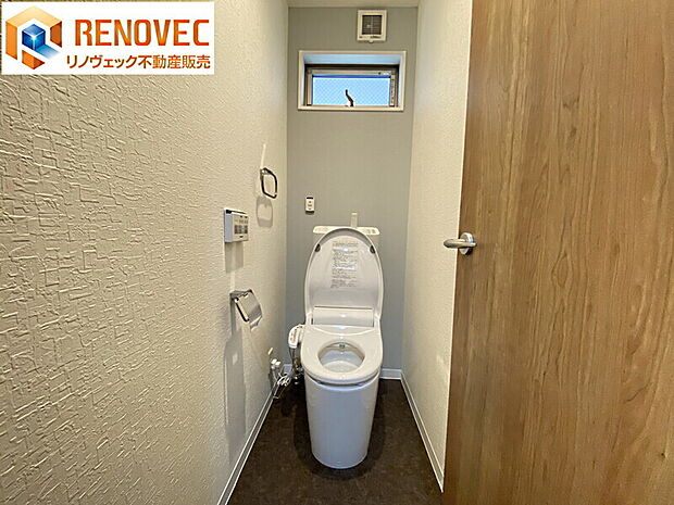 【1階トイレ】◆1階と2階の2ヶ所にトイレがございます。◆どちらも温水洗浄便座付きトイレにつき快適にお使いいただけます♪◆窓があって換気もいいです！