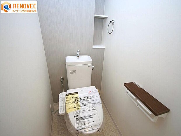 【トイレ】◆便器・温水洗浄便座新調しております◆快適で清潔な温水洗浄便座◆個室のリラックスタイムをお楽しみください◆壁にはちょっとした小物置場がございます