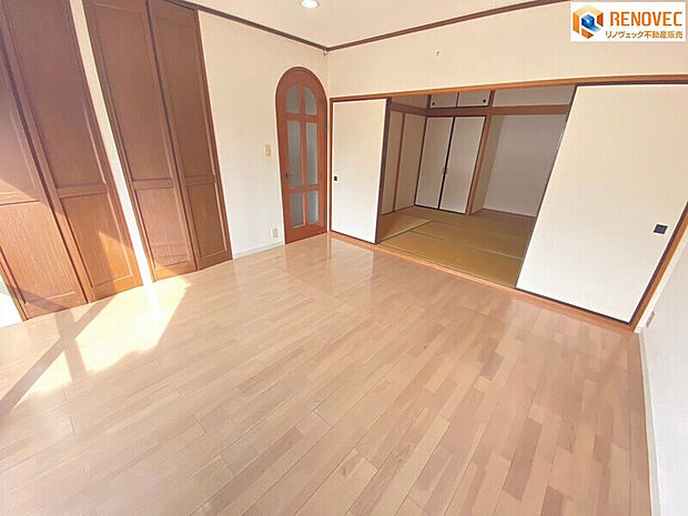 【2階　洋室】◆約8．0帖の洋室です◆大きなクローゼットで住空間がスッキリして快適に過ごせそうですね♪◆バルコニーに面しているので明るく風通しの良いお部屋です