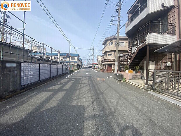 【前面道路含む外観写真】◆前面道路の幅は約8．0ｍあります◆前面道路が広く運転の苦手な方でも車庫入れがスムーズにできそうですね♪