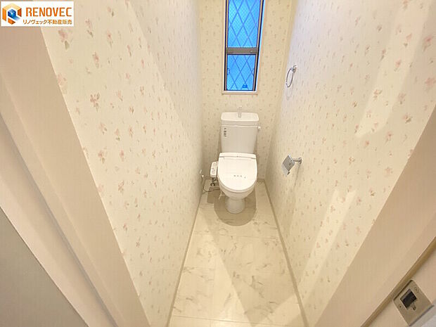 【トイレ】◆快適で清潔な温水洗浄便座◆1階と2階の2箇所のトイレがあれば少しは朝のトイレラッシュの緩和になりますでしょうか◆窓があって換気もいいです！