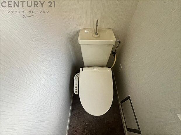 温水洗浄便座付トイレは温水洗浄機能により、暖かい水でおしりを洗浄することができ、冷たい水を使う従来の便座に比べ、温水洗浄機能で暖かいトイレを提供し、快適な使用を可能にします。