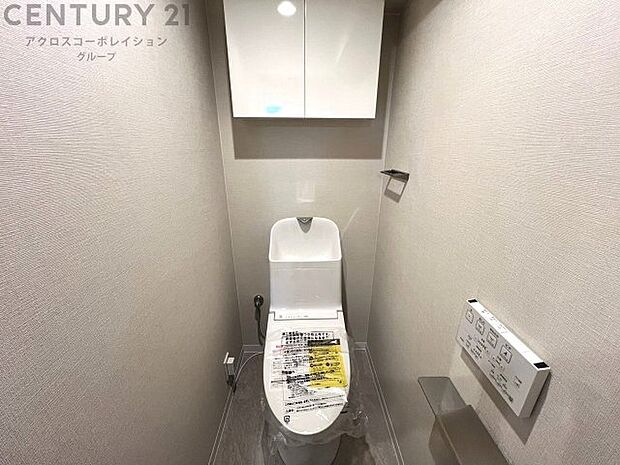 温水洗浄便座付トイレは温水洗浄機能により、暖かい水でおしりを洗浄することができ、冷たい水を使う従来の便座に比べ、温水洗浄機能で暖かいトイレを提供し、快適な使用を可能にします。