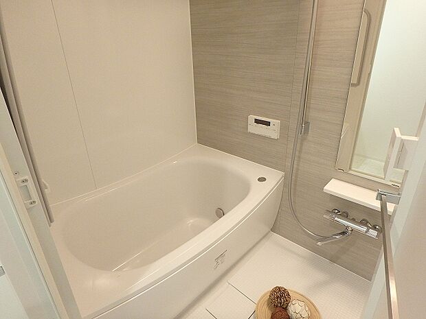 白を基調とした落ち着いた雰囲気の浴室。1216サイズのゆったりとしたサイズ感です。ゆったりとしたリラックスタイムをお過ごし頂けそうです。