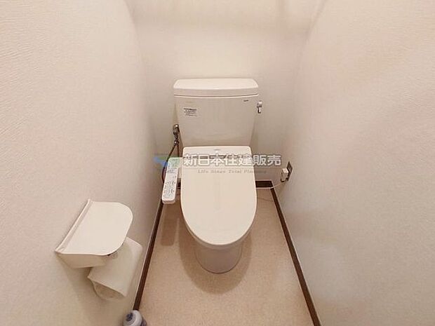 清潔感溢れるトイレ。落ち着いた空間で安らぎのひとときをお過ごしいただけます。