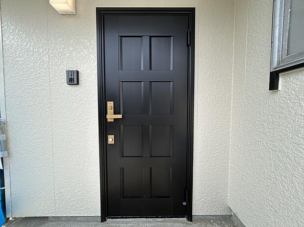 【リフォーム済】住宅の顔である玄関扉は交換を行い、モニター付きインターホンを設置いたしました。防犯面でも安心ですね。