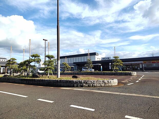 【周辺施設】新発田駅まで約2.4ｋｍ（徒歩約30分）です。車で約6分の距離なので、送り向かえをしてあげることもできますね。