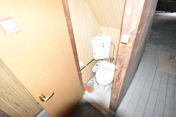 2階へ上がる階段下にトイレがあります。