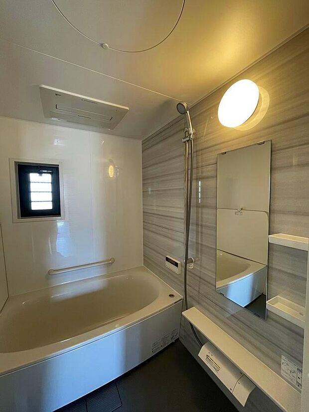 【浴室】浴室乾燥機付き。シャワーはスライド式で高さ調節可能。1620サイズの広々とした浴室で、日々の疲れをゆったりと癒していただけます。