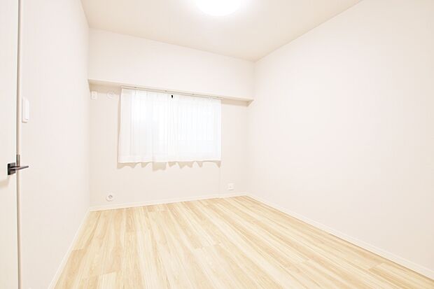 この一室を大人の空間にするには、十分すぎるほどの広さの居室です。