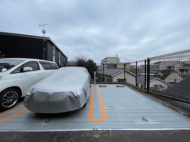 駐車スペースも広く駐めやすくなっております。日々お使いのお車もストレスなく駐車できそうです。