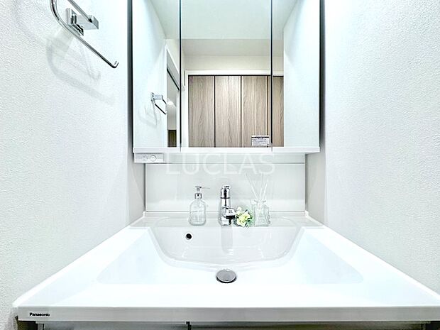 鏡面部に収納を設けた洗面台は散らかしがちな浴室廻りもスッキリお使い頂けます。