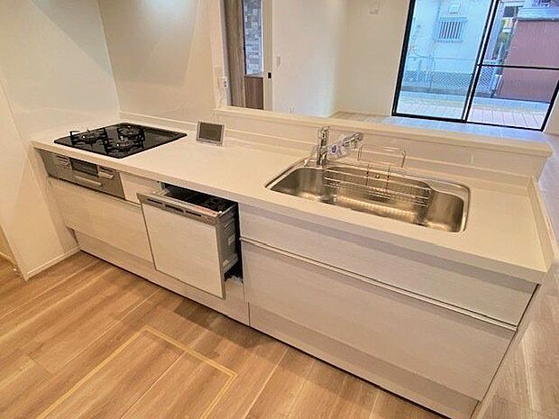食器洗浄乾燥機付いてます。キッチンにすっきり収まるビルトイン型で、場所を取りません。調理動線を考慮したシステムキッチンで、快適にお料理ができます！お洒落な対面式カウンターキッチン。床下収納もあります。
