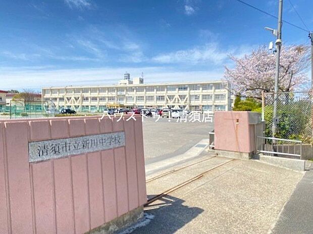 新川中学校：　生徒約450人　学級数：17　　新川中校訓「ねばり強く、思いやり深く、きまり正しく」　　新川小・星の宮小・桃栄小が集まり新川中学に上がります。 2400m