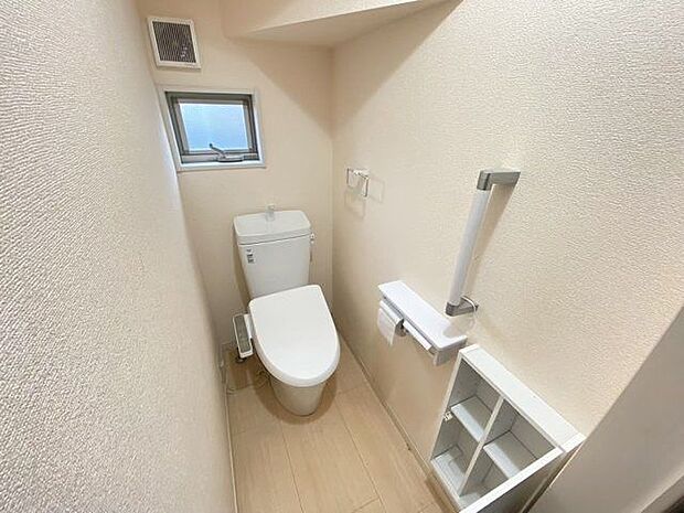 快適なシャワートイレ。1、2階にトイレあります。階段を降りなくてもいいので便利ですね。画像は1階トイレです。トイレには窓があり明るく換気にもいいですね。