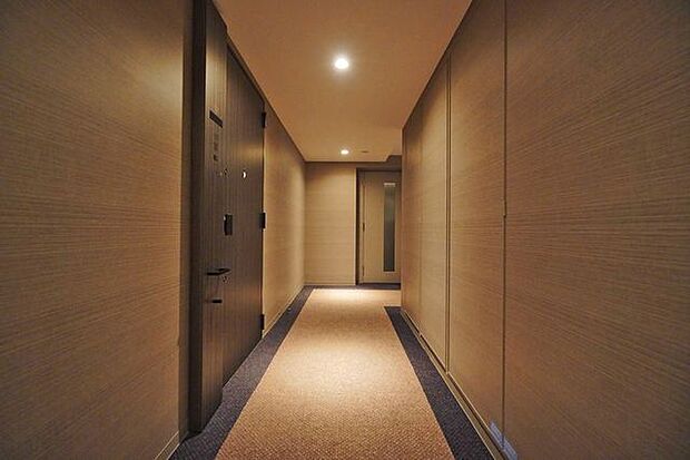 【内廊下設計】建物内はすべて内廊下設計を採用。ホテルのような高級感を演出するだけでなく、風雨を防ぎ、外からのプライバシー性も高めてくれます。