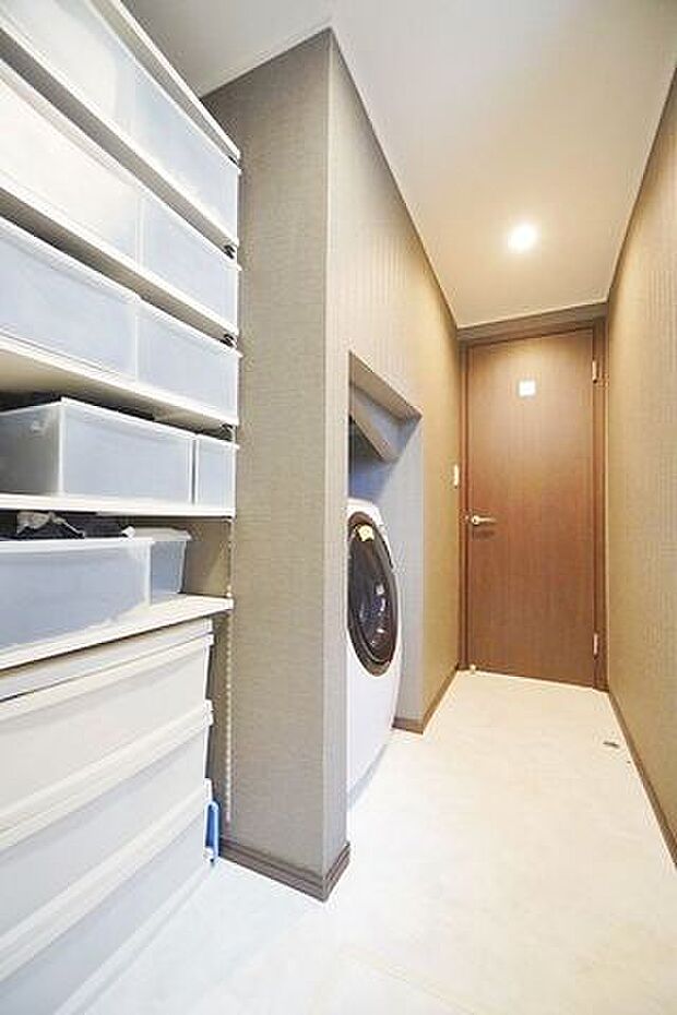 収納スペースは多ければ多いほどありがたいですね！浴室前にこれだけあればお部屋の整理も楽々です！