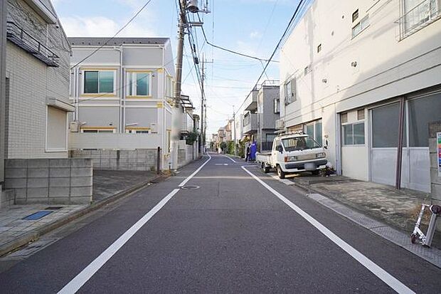 スッキリと整備され見通しの良い道路。道がきれいだと我が家も見栄えが良くなりとても気分が良いですね。