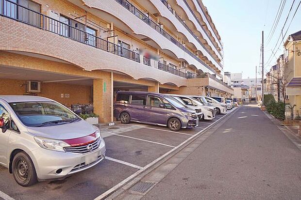 【駐車場】19台駐車出来ます。空き状況や駐車可能な車のサイズなど、ご質問やご相談などお気軽にお声がけください【2024年2月撮影】