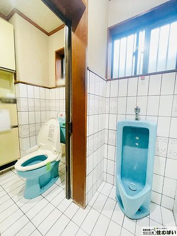 1階トイレは便器が2種類ございます。弊社ではリフォームも承っておりますので、お好みの使い勝手にご変更されたい、といったご相談もお気軽にどうぞ♪
