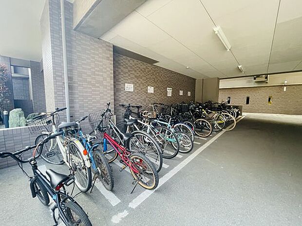 屋根付き駐輪場がございますので、自転車をお持ちの方も安心です◎平坦地なので走行も楽に行えます♪