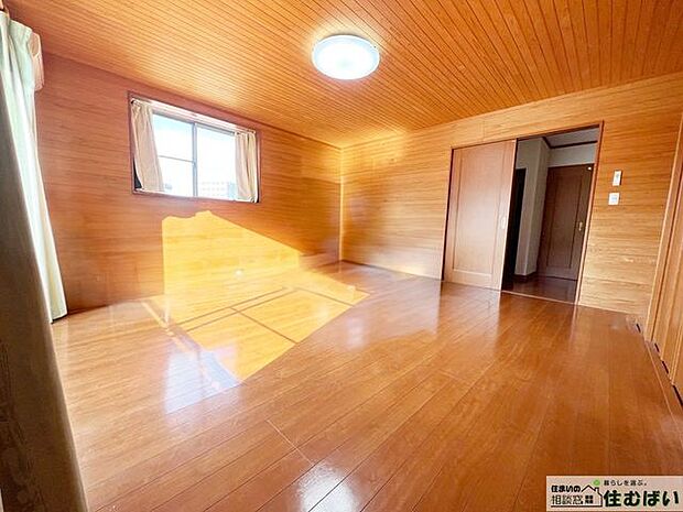 2階、約12.5帖の洋室です。木の温もりが感じられる内装が安らぎの住空間を演出しています♪片引き戸なのでドア開閉時のデッドスペースが少なく、家具設置の自由度も高まります！