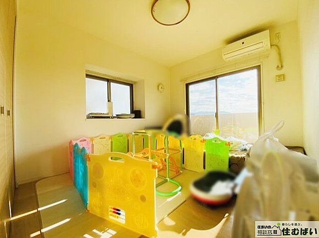 明るい洋室は、子供部屋にピッタリです。クローゼットにおもちゃや衣類がしまえるので、自分でお片付けする習慣が付きます。フローリングなので、お掃除もしやすいです(^^)