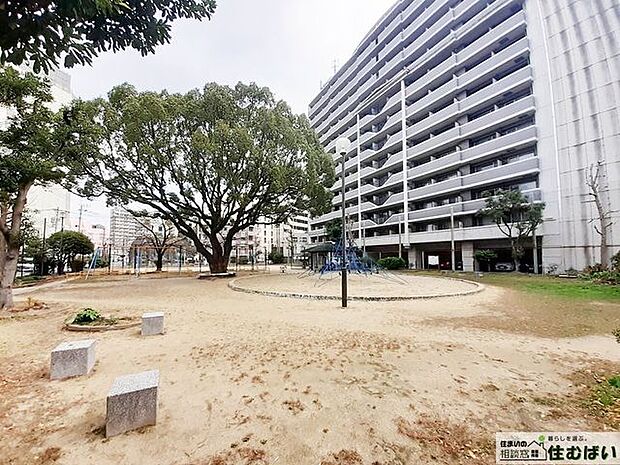 マンションの目の前に公園がございます◎ちょっとした運動やご気分のリフレッシュ、ペットのお散歩コースにもうってつけです♪