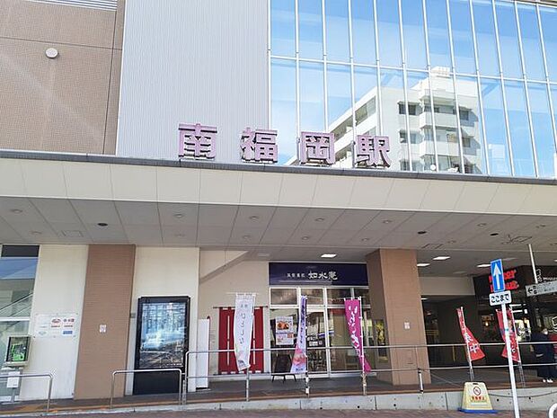 JR 南福岡駅博多駅まで電車で10分。駅ビル内には24時間営業のスーパーや100円ショップ、薬局など便利な施設が充実しています。 1200m