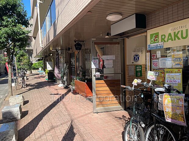 1階路面店には美容室やパーソナルトレーニング、自転車屋等、実用的な店舗が入っています。