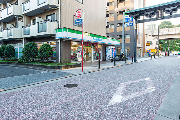 ファミリーマート新馬場サクセス通り店（54メートル）急なご用にも重宝する距離です。（2023年11月1日撮影）