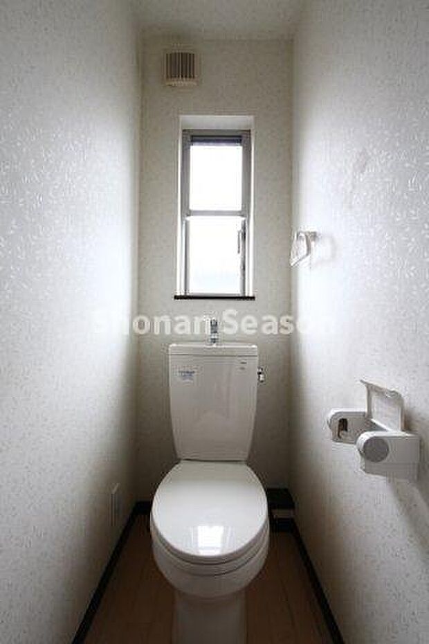 換気にも一役買ってくれる小窓もあり、衛生面でも安心なトイレ空間◎　　足・腰にも負担が少なく節水対策にも効果的な水栓トイレが各階に設置され、混み合う時間帯もスムーズです。　