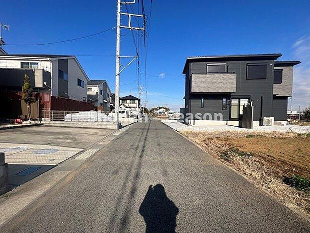 お住まい前面道路は道幅も広く、お車の出し入れも楽々ですよね♪　初期費用を抑えて、彩り豊かな新生活のスタートはいかがでしょうか。内見可能物件ですので、いつでもお気軽にご連絡待ちしております♪