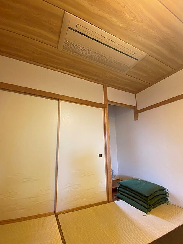 和室にも天吊エアコンがあります。2018年2月に交換されており、状態は良好です。