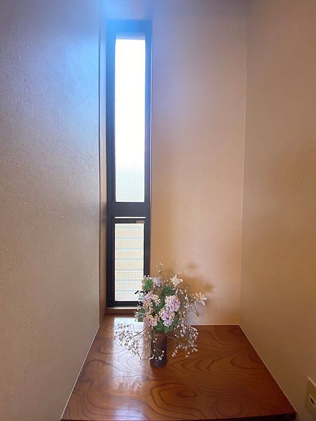 和室には小さな窓があり、採光・風通しが可能です。