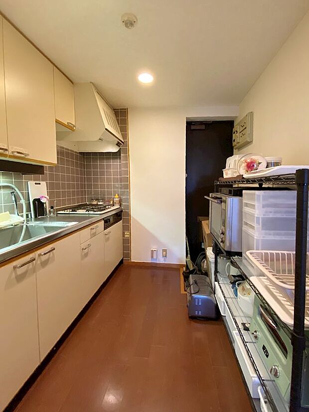 キッチンは独立型です。勝手口があり、食材の搬入、ゴミ等出しの際には便利です。