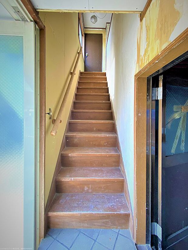 二階へ続く階段でございます。外扉、店舗内どちらからも出入りができます。