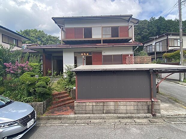 仙石原の住宅街に建っています。周りは平坦なので、箱根に移住されたい方にオススメです。